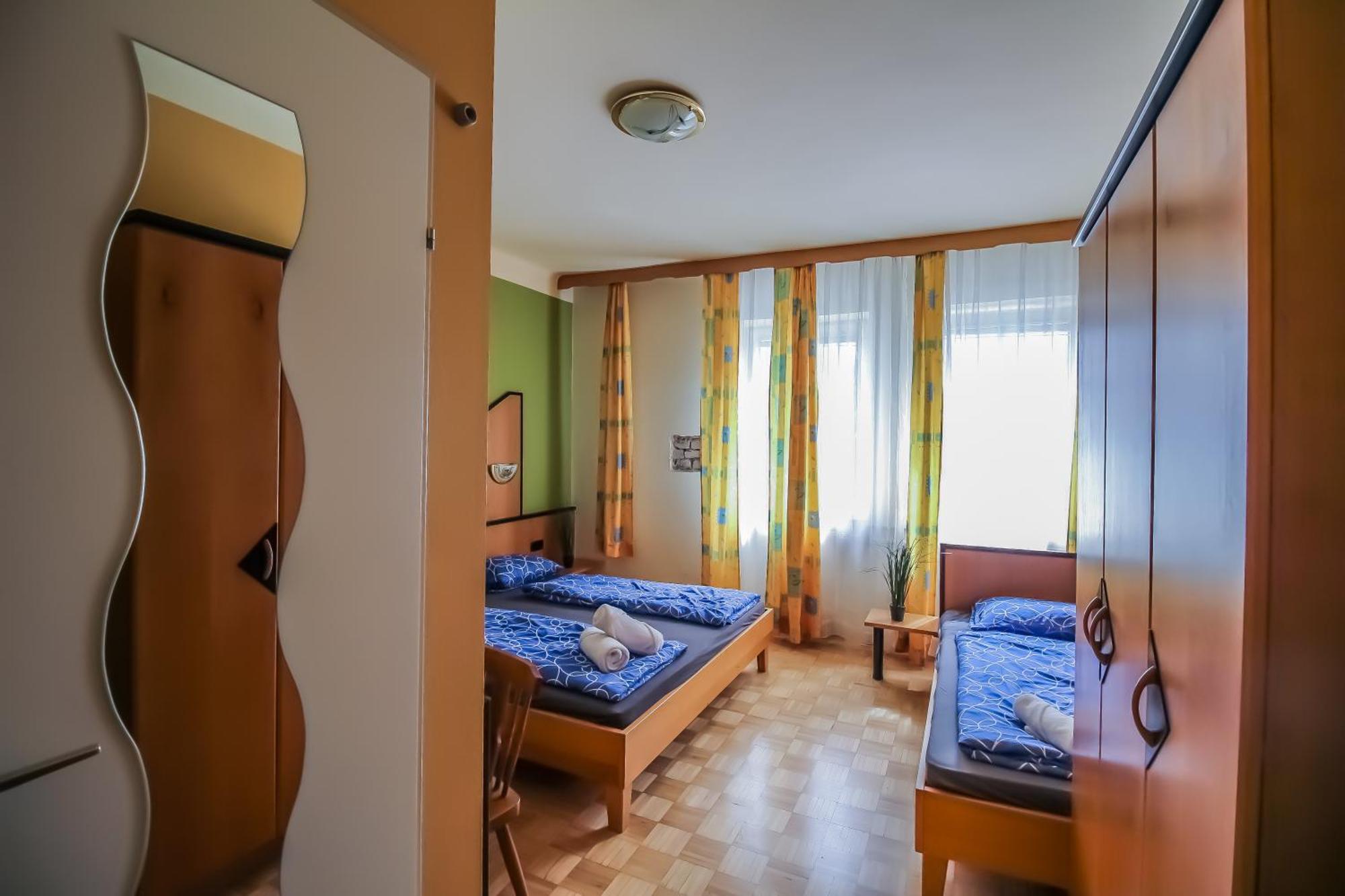 Cozy Rooms - U3 Hutteldorferstrasse Виена Екстериор снимка