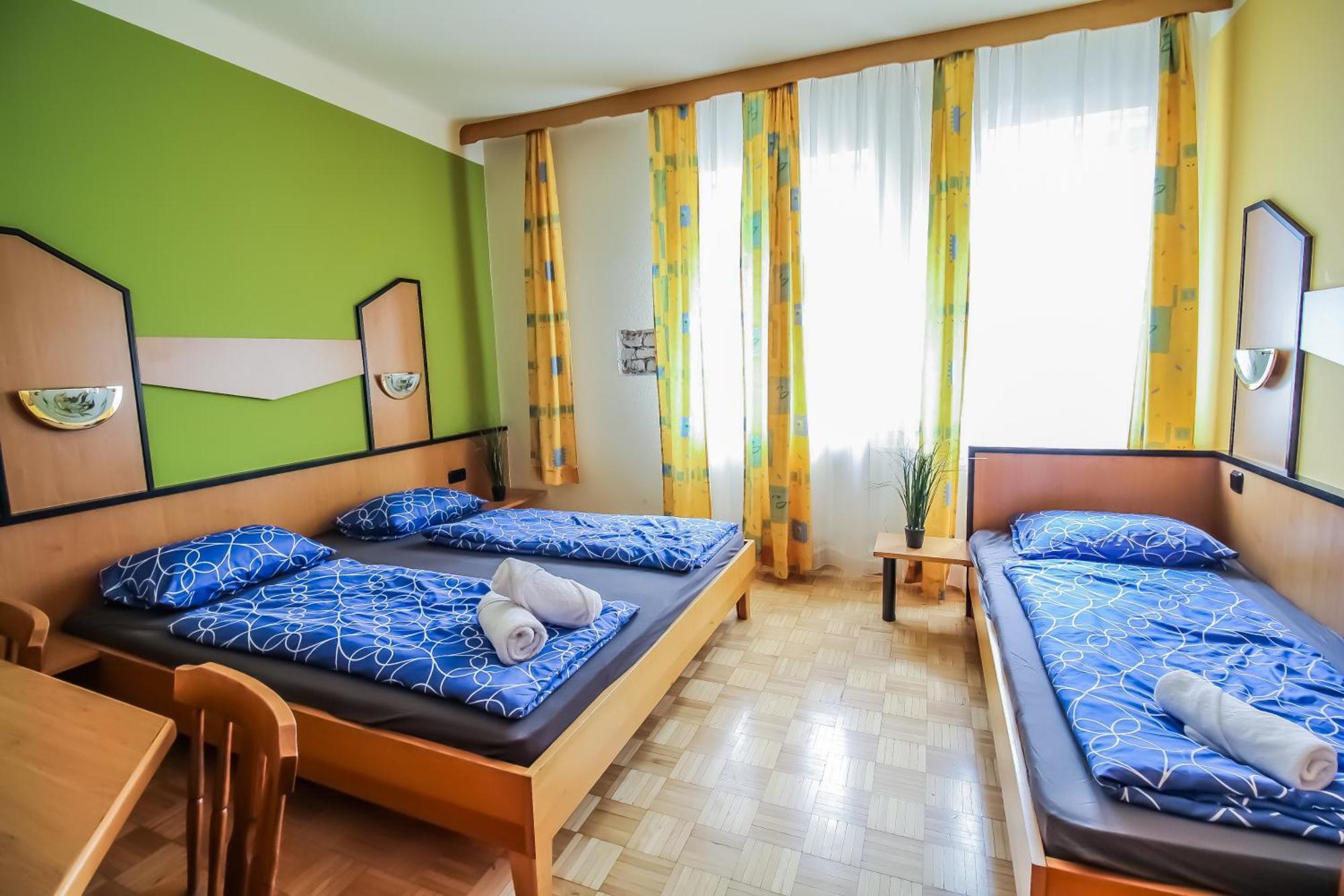 Cozy Rooms - U3 Hutteldorferstrasse Виена Екстериор снимка