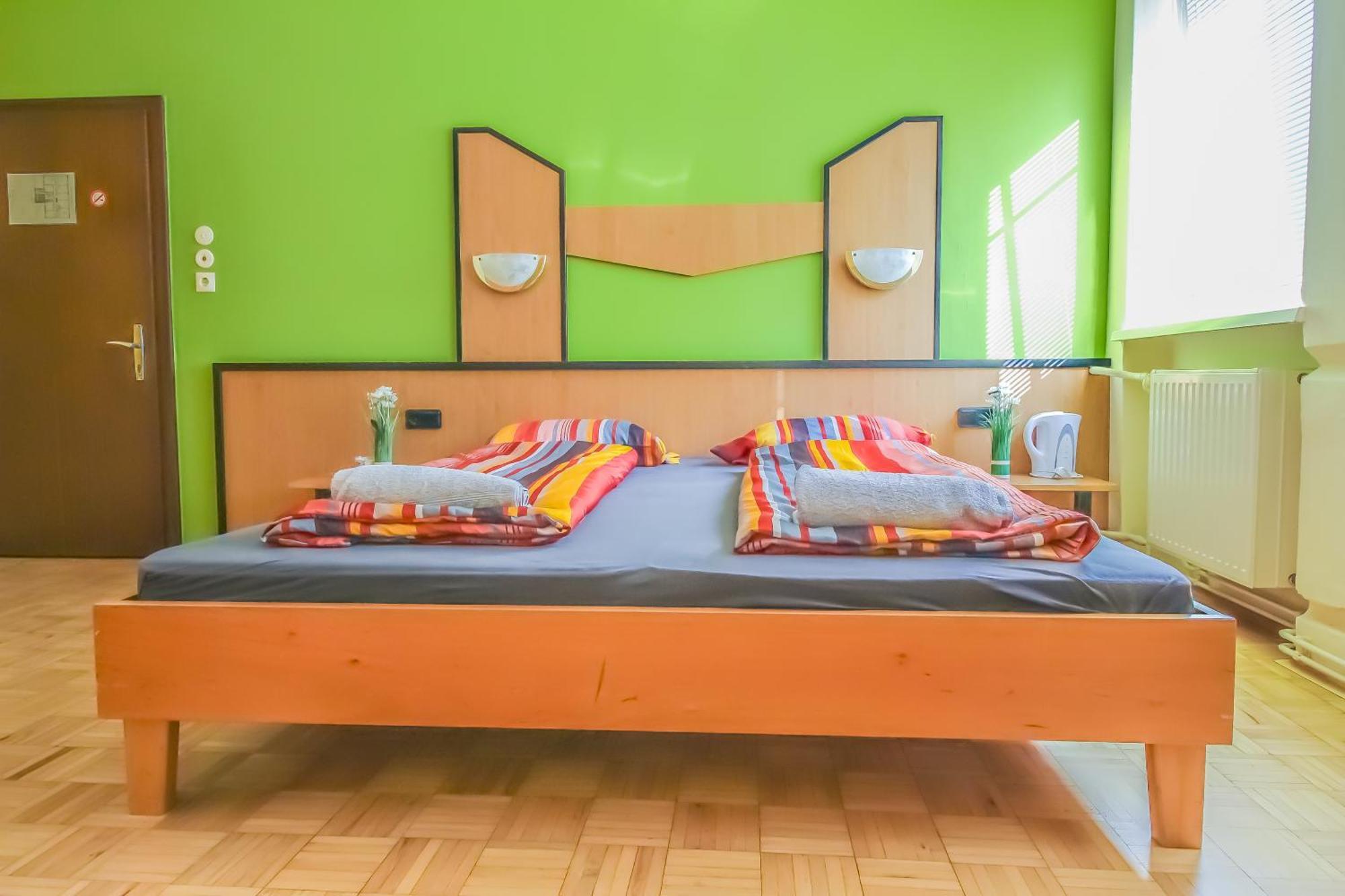 Cozy Rooms - U3 Hutteldorferstrasse Виена Екстериор снимка