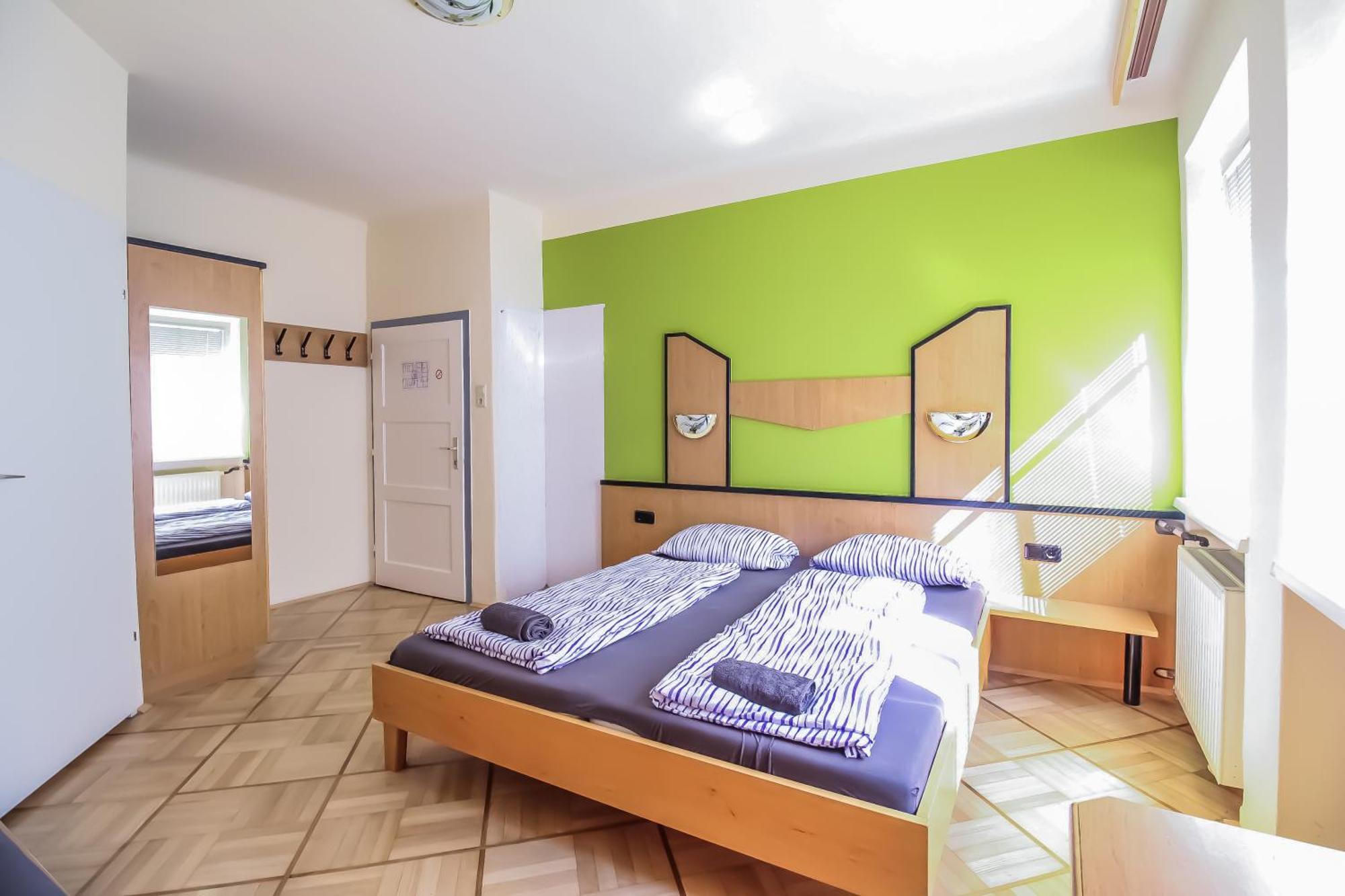 Cozy Rooms - U3 Hutteldorferstrasse Виена Екстериор снимка