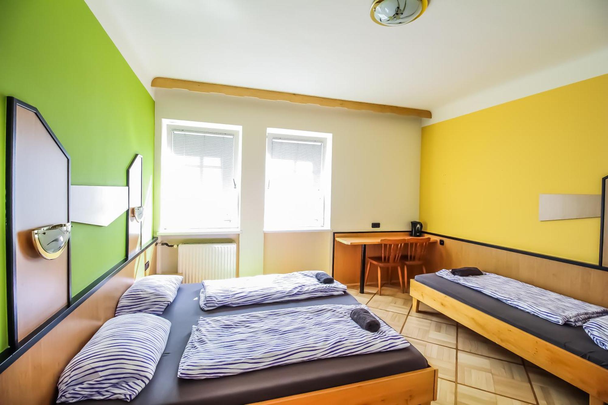 Cozy Rooms - U3 Hutteldorferstrasse Виена Екстериор снимка