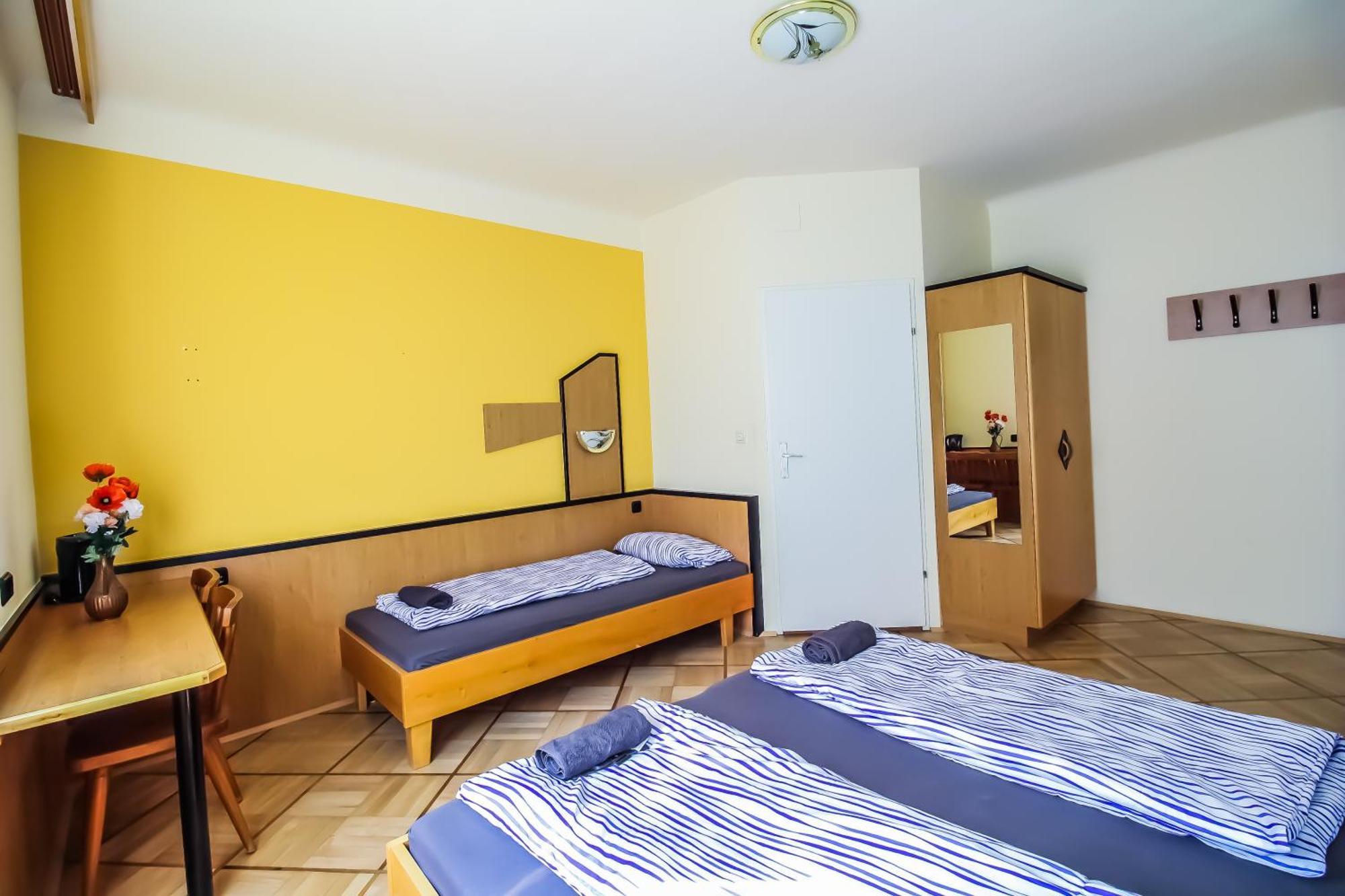 Cozy Rooms - U3 Hutteldorferstrasse Виена Екстериор снимка