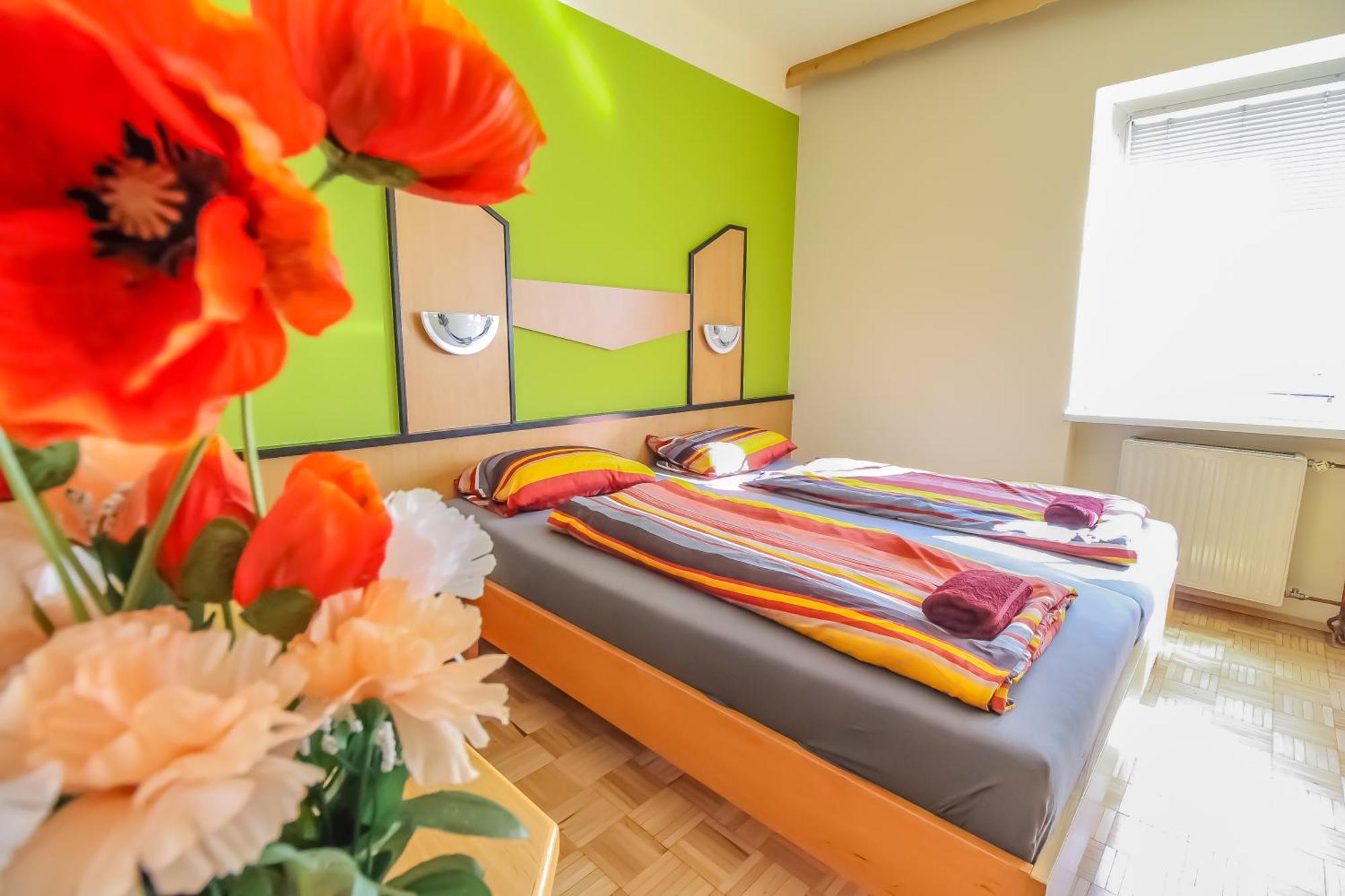 Cozy Rooms - U3 Hutteldorferstrasse Виена Екстериор снимка