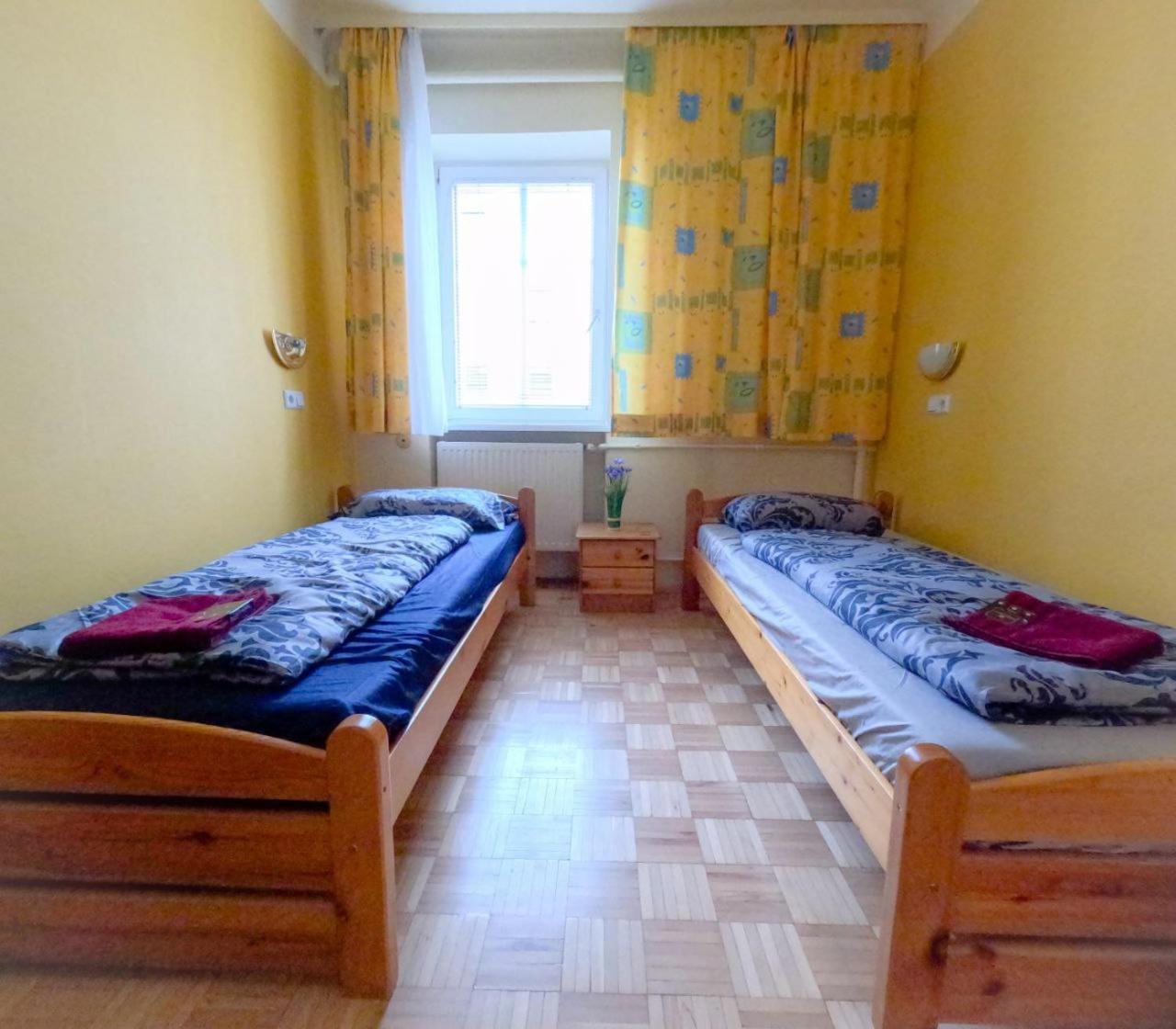 Cozy Rooms - U3 Hutteldorferstrasse Виена Екстериор снимка