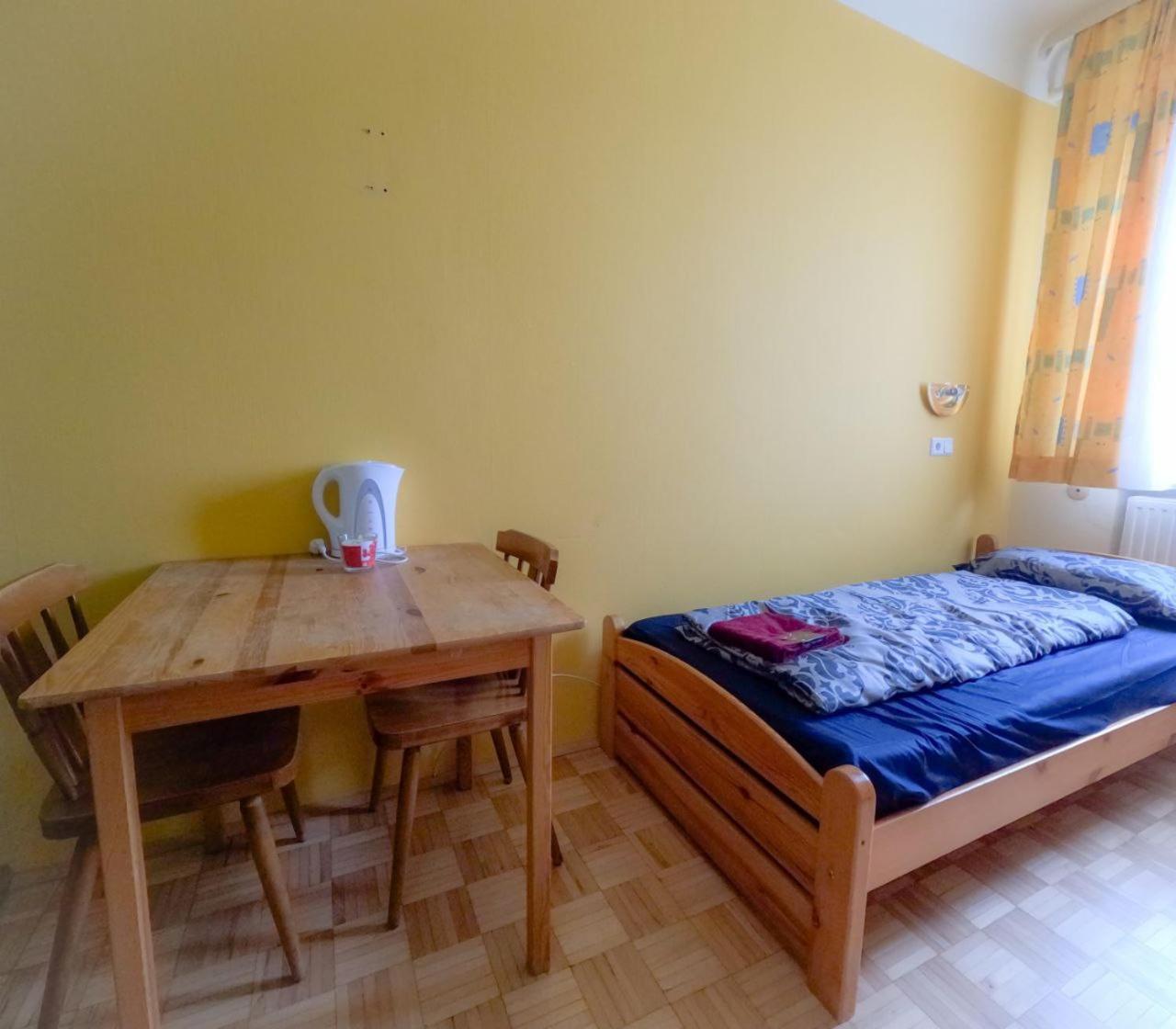 Cozy Rooms - U3 Hutteldorferstrasse Виена Екстериор снимка