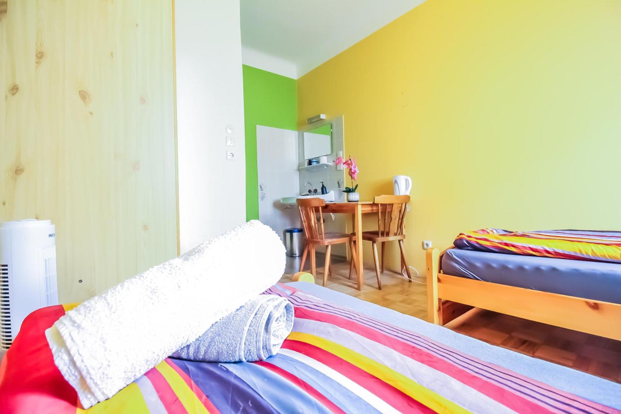 Cozy Rooms - U3 Hutteldorferstrasse Виена Екстериор снимка