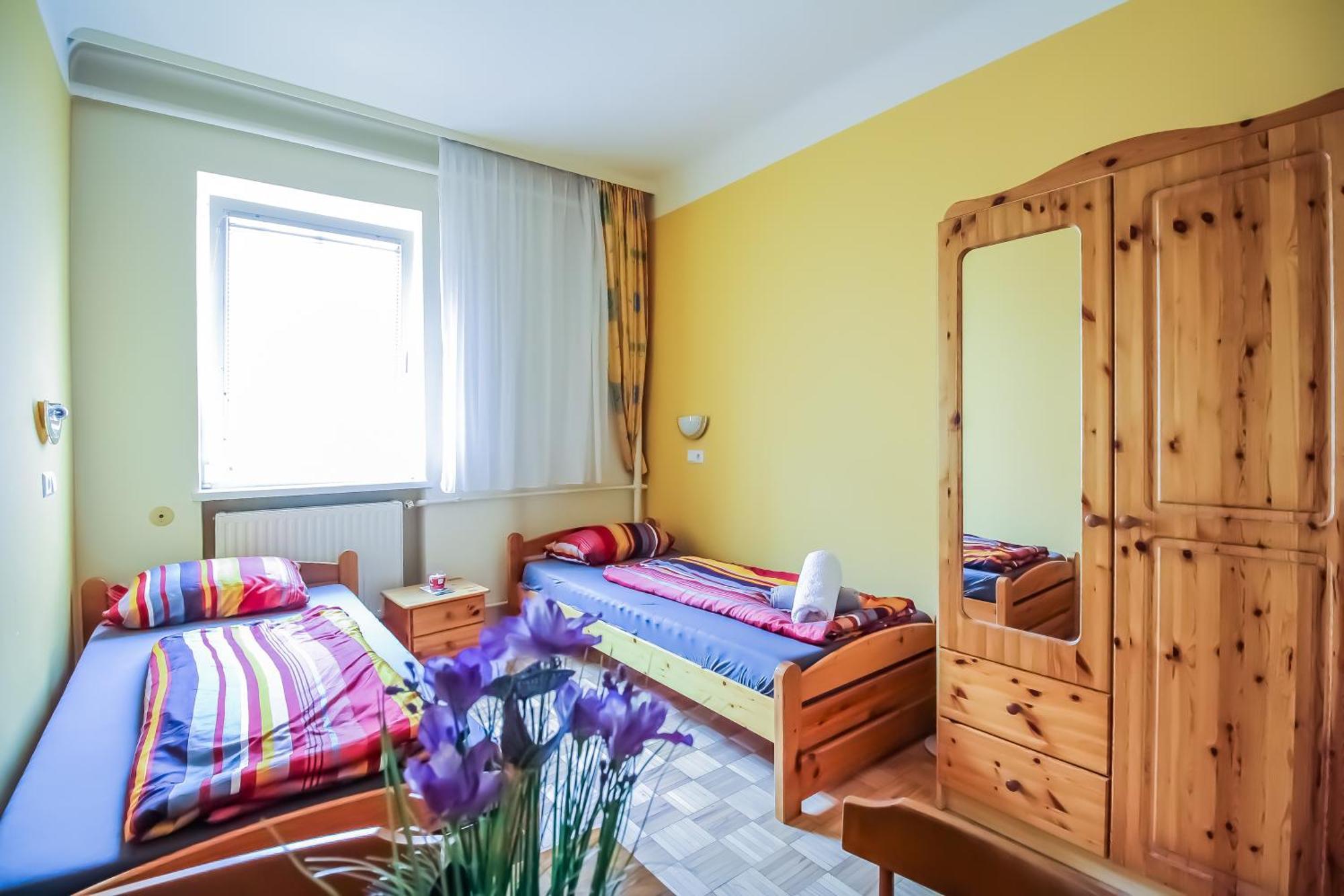 Cozy Rooms - U3 Hutteldorferstrasse Виена Екстериор снимка