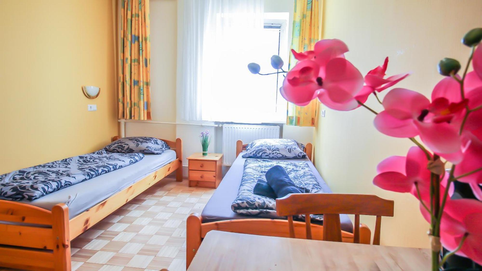 Cozy Rooms - U3 Hutteldorferstrasse Виена Екстериор снимка