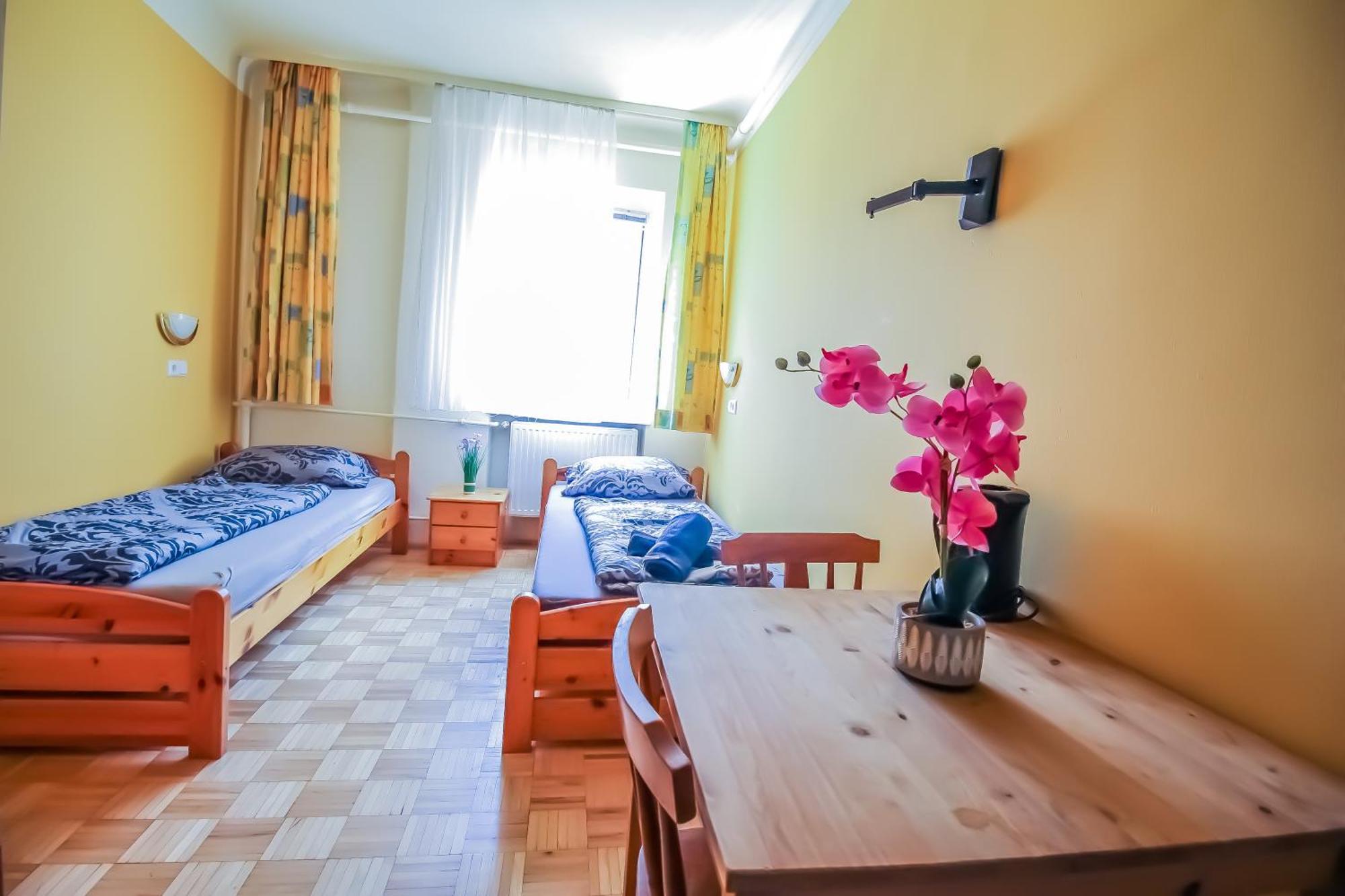 Cozy Rooms - U3 Hutteldorferstrasse Виена Екстериор снимка