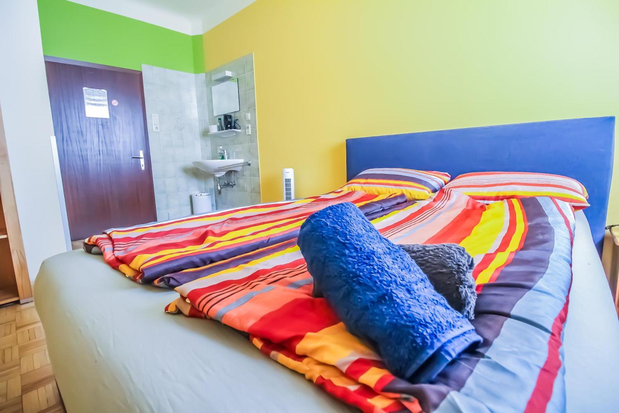 Cozy Rooms - U3 Hutteldorferstrasse Виена Екстериор снимка