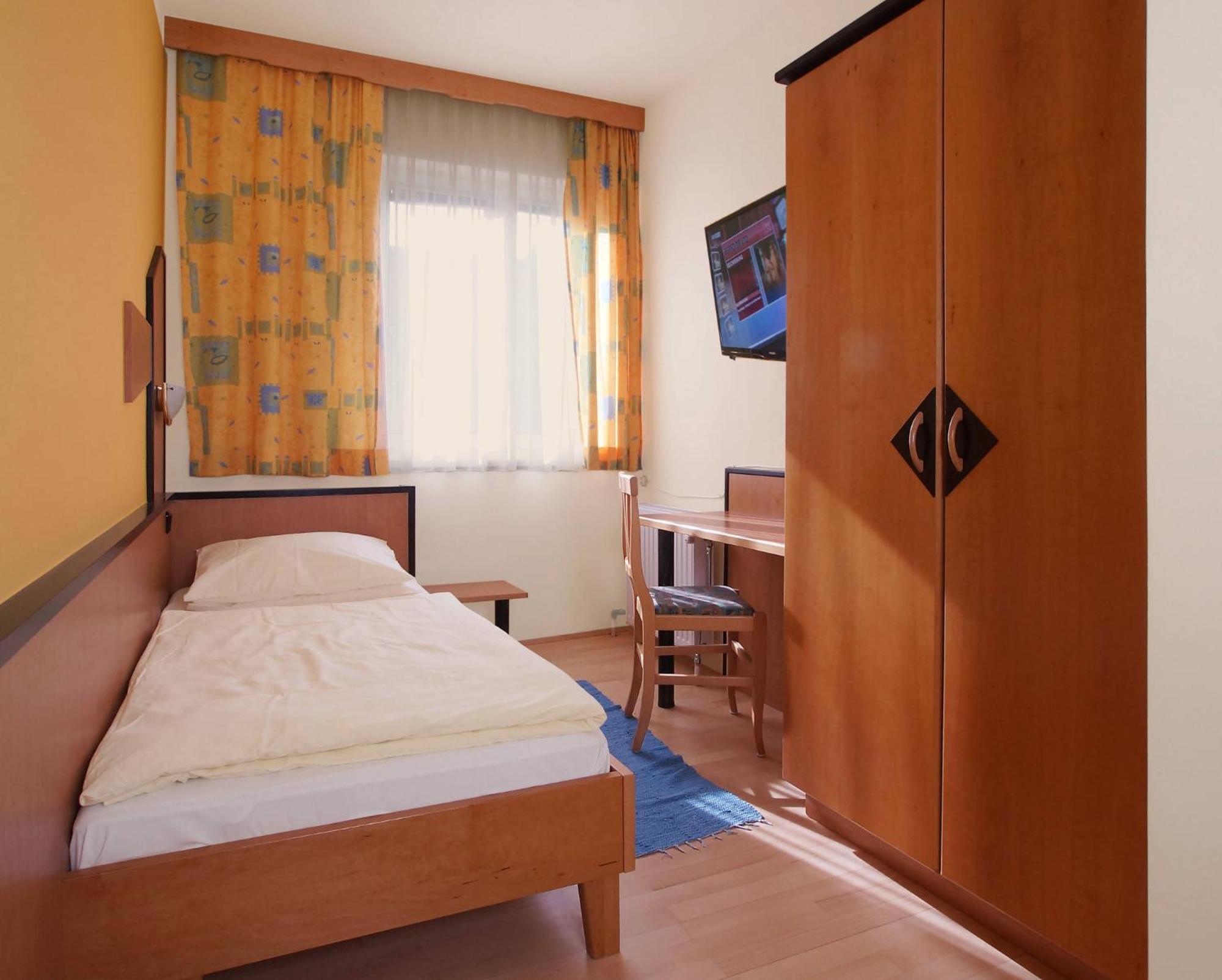 Cozy Rooms - U3 Hutteldorferstrasse Виена Стая снимка