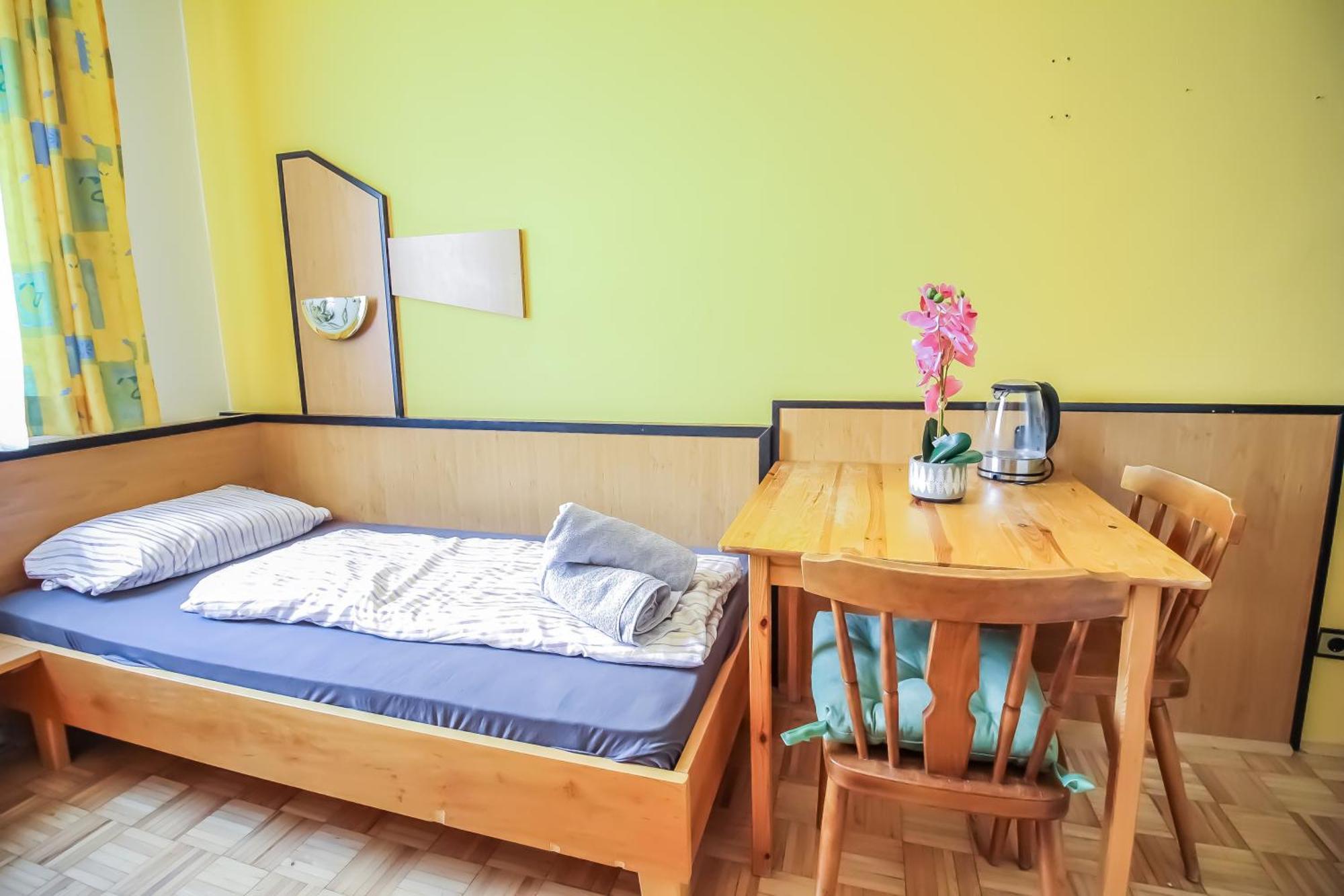 Cozy Rooms - U3 Hutteldorferstrasse Виена Екстериор снимка